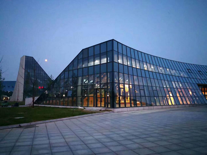 泗洪文化中心項(xiàng)目，總建筑面積57500平方米。本工程由城市規(guī)劃展覽館、文化館、青少年活動(dòng)中心、科技館組成的綜合性建筑。是異性鋼結(jié)構(gòu)。.png